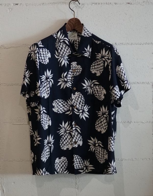 画像1: Kiruto pineapple Hawaiian shirt (KARIYUSHI WEAR PINEAPPLE PATTERN) navy